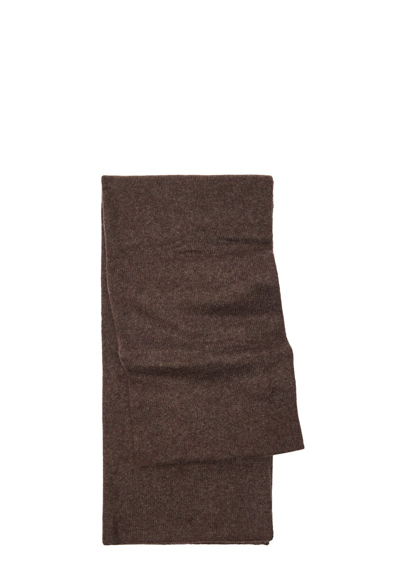 Złożony brązowy wełniany szalik o miękkiej, teksturowanej dzianinie, wyeksponowany na białym tle.