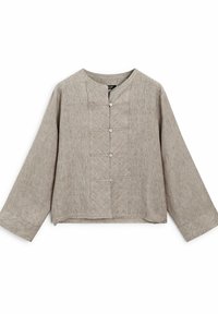 Lichtgrijze linnen blouse met een ronde halslijn, lange mouwen en een knoopsluiting aan de voorkant met vijf knopen en subtiele textuurvariaties.