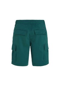 Shorts cargo verts avec une taille élastique, deux grandes poches latérales et deux poches arrière avec une texture lisse.