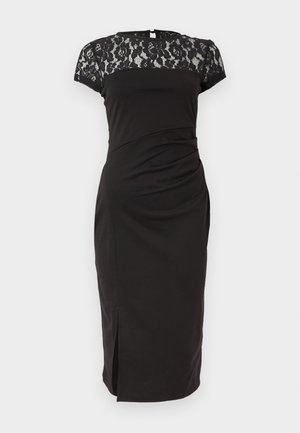 Μαύρο φόρεμα μέχρι τα γόνατα με κοντά μανίκια και γιακά από δαντέλα, εφαρμοστή μέση και μικρή σχισμή εμπρός.