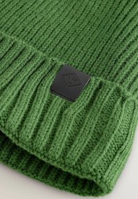 Unselected, green