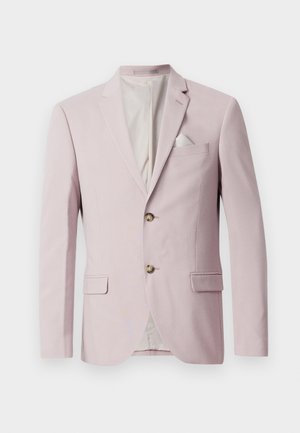 Svetlo roza blazer iz gladkega blaga, opremljen z dvema zlatima gumboma, enim prsnih žepom z belo robcem in strukturiranimi reverji.