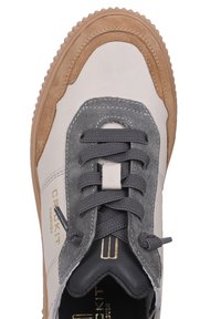 Sneaker bianca e grigia con dettagli in suede, design con lacci, punta arrotondata, suola intermedia testurizzata e logo dorato sul lato.