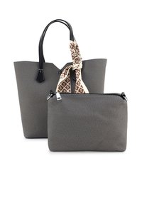 Grijze getextureerde tote bag met zwarte leren handvatten, verfraaid met een crèmekleurige en bruine patroon sjaal; inclusief een bijpassende ritszak.
