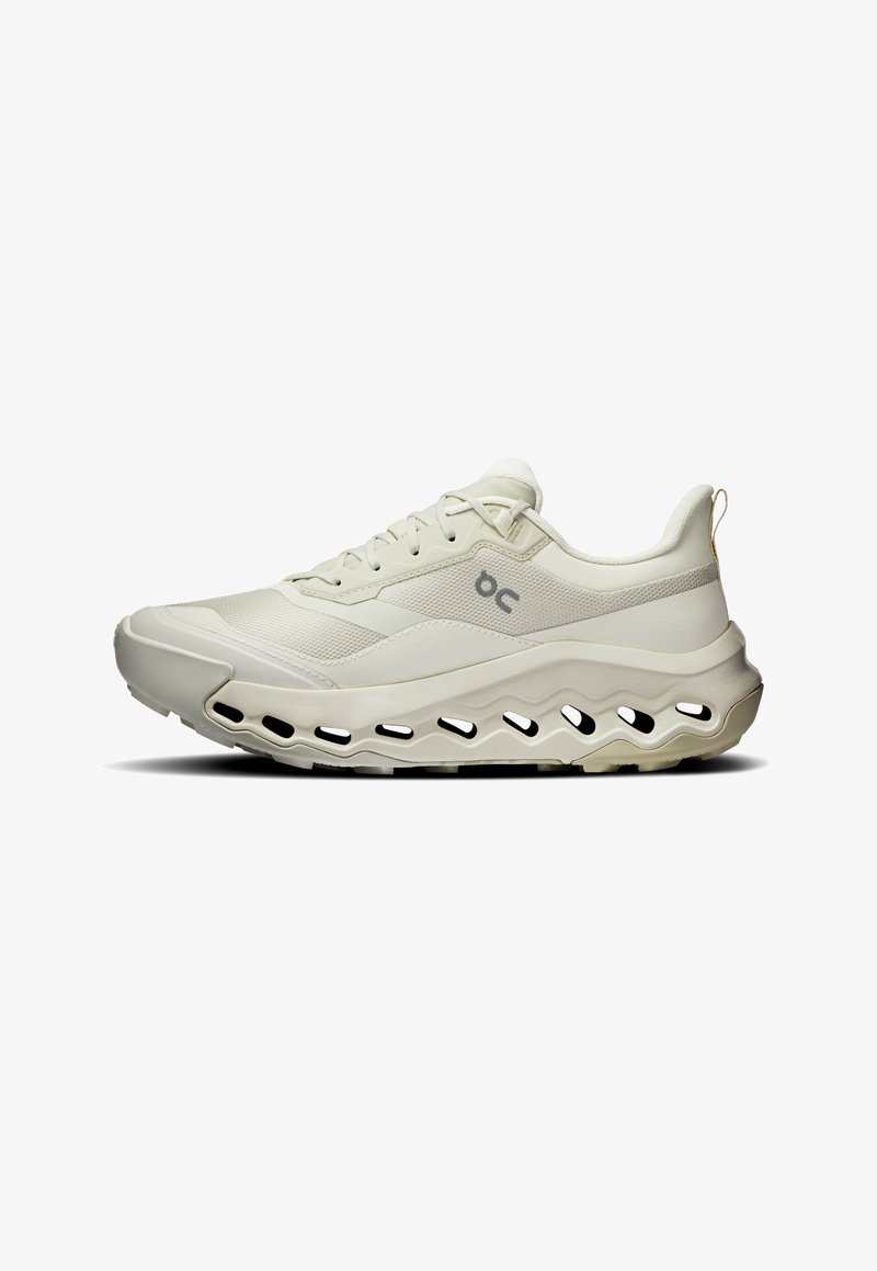 Sneaker aus off-white Mesh und synthetischem Material, mit einer dicken, wellenförmigen Sohle mit Aussparungen und minimalistischem Logodetail an der Seite.