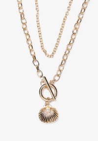 Goudkleurige gelaagde ketting met ovale schakels, een toggle-sluiting en een schelp hanger met een kleine parelaccent.