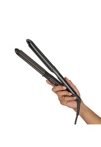 Plancha de pelo negra sostenida en una mano, con un diseño elegante, placas suaves, un mango texturizado y un panel de control con luces indicadoras.