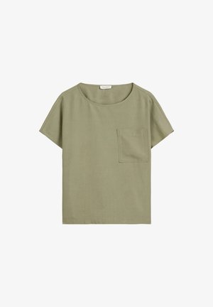 T-shirt à manches courtes vert olive avec un col rond et une poche sur la poitrine gauche. Fabriqué en tissu doux avec une texture lisse.