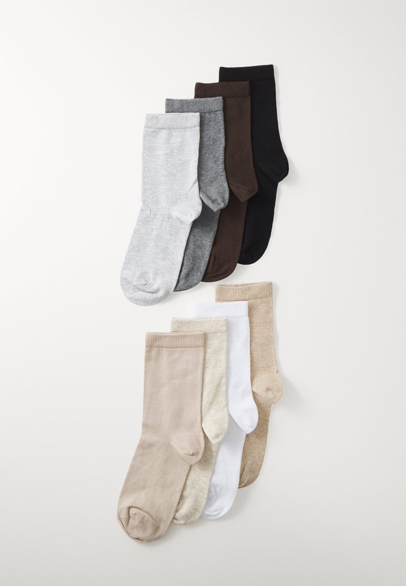 Set di calzini in cotone di vari colori: grigio, marrone, nero, bianco e beige. Ogni calzino ha una polsiera a coste e una trama a maglia semplice.
