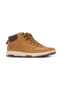 Zapatillas altas de ante marrón con puntera reforzada, suela de goma beige, diseño con cordones y parte superior acolchada para mayor comodidad.