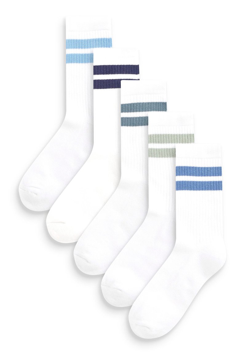Chaussettes blanches avec des rayures colorées en bleu, marine, turquoise et vert en haut. Texture côtelée avec une finition lisse. Cinq paires exposées.