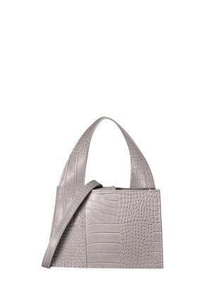 Grå håndtaske i krokodillepræget læder med korte topgreb og en længere rem, rektangulær struktureret form.