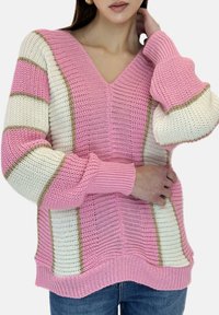 Pull en laine rose et blanc avec un col en V, comportant des rayures horizontales et des détails texturés, terminé par des accents dorés le long des coutures.