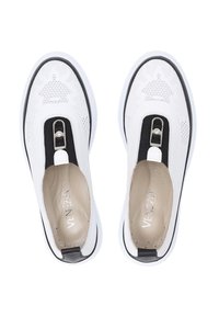 Bílé slip-on boty s texturovaným svrškem, černým elastickým pásem, stříbrným kováním a bílou gumovou podrážkou. Interiér má béžové podšívání.