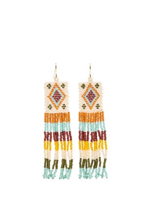 Długie kolczyki z koralików z diamentowymi wzorami w kolorach białym, pomarańczowym, bordowym, niebieskim, żółtym i zielonym, z frędzlami z koralików i złotymi haczykami.