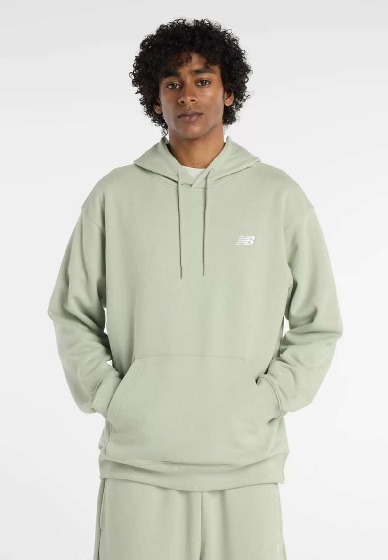 Felpa con cappuccio verde chiaro realizzata in tessuto morbido, con tasca a marsupio e un piccolo logo bianco sul petto. Vestibilità comoda.