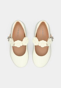 Άσπρα δερμάτινα παπούτσια τύπου Mary Jane με στρογγυλή μύτη και λουράκι διακοσμημένο με λουλούδι. Ομαλή υφή και ρυθμιζόμενη ασημί αγκράφα.