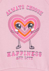 Sweatshirt rosa com um gráfico de coração com riscas concêntricas em laranja e rosa, e texto que diz "Escolha Sempre a Felicidade e o Amor."