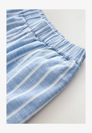 Material din bumbac de culoare albastră deschisă cu dungi verticale albe, având un talie elastică și o suprafață texturată. Design de pantaloni scurți casual.