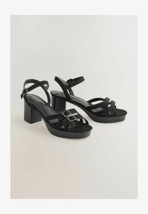 Svarta klacksandaler i mocka med platform, med två justerbara spännen, öppen tådesign och en texturerad blockklack.