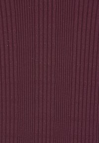 Rievota auduma dziļā vīnsarkanā krāsā ar vertikālām līnijām un nedaudz teksturētu virsmu. Nav redzamu rakstu vai aparatūras detaļu.