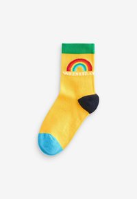 Calzino giallo con bordino verde, punta blu e tallone blu scuro. Presenta un design arcobaleno e la scritta "MERCOLEDÌ" in bianco.