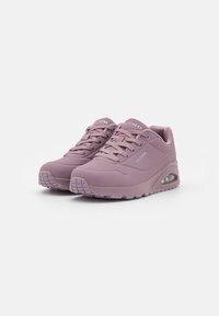 Skechers ketsid heledas roosas, millel on sile sünteetiline pealis, pehme tallaga, paeltega disain ja väike õhkpadja element tallas.