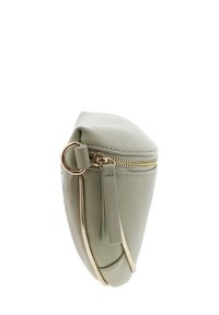 Sac en cuir vert clair de forme arrondie, avec une fermeture éclair dorée et une lanière latérale. Il présente une finition texturée et un design minimaliste.