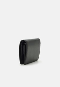 Portefeuille en cuir noir avec une finition texturée, design bi-fold et bords lisses. Comprend plusieurs emplacements pour cartes et une forme compacte.