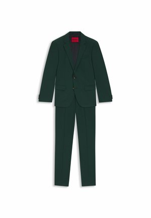 Dunkelgrüner Anzug bestehend aus einem taillierten Blazer mit einem einzigen Knopf und einer maßgeschneiderten Hose, hergestellt aus glattem, strukturiertem Stoff.