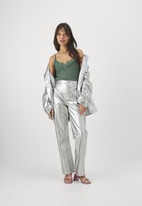 Vero Moda Petite VMMILLA SINGLET - Tops - laurel wreath