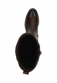 Bota de cuero marrón con un acabado suave, punta redondeada y un detalle de hebilla lateral. El interior es oscuro y de una textura suave.