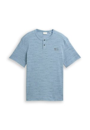Cămașă henley albastru deschis cu mâneci scurte, cu doi nasturi și text mic "19/62" pe pieptul stâng, afișată pe un fundal alb.