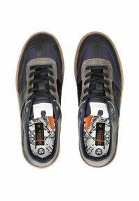 Námořnické a šedé tenisky s svrchním materiálem z semiše a textilu, černými akcenty a vzorovanou stélkou. Gumová podrážka s béžovým lemem.