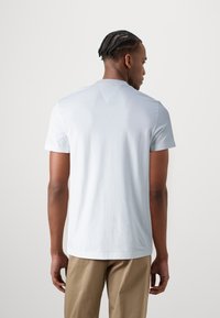 Tommy Hilfiger ARCH TEE - T-shirt con stampa - white