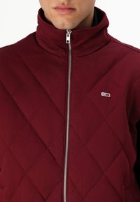 Tommy Jeans ESSENTIAL - Veste mi-saison - deep rouge