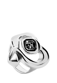 Anillo de plata con un diseño liso y retorcido que presenta un centro de piedra negra cuadrada, acentuado por bordes redondeados y formas geométricas.