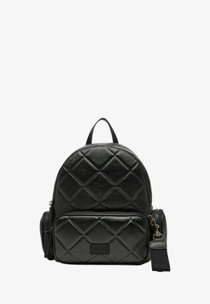 Zaino strutturato nero realizzato in materiale sintetico. Presenta una forma arrotondata, tasca frontale con zip e maniglia superiore. Accenti in hardware dorato.