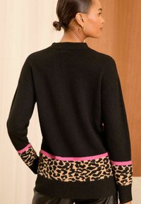 Love & Roses HIGH NECK - Džemperis - black animal colour block