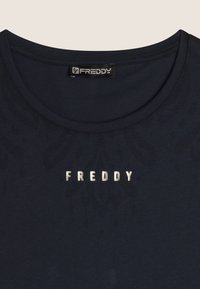 T-shirt blu navy con scollatura rotonda, dotata di un logo "FREDDY" in argento. Il tessuto è morbido, con una texture sottile.