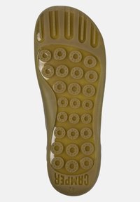 Suola di scarpa in gomma color verde oliva con protuberanze circolari per aderenza, con un bordo liscio e logo "Camper" impresso. Taglia 42.