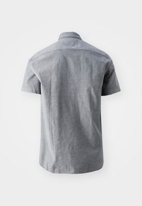 Kortärmad skjorta i ljusgrått tyg, med bakstycke, enhetlig textur och knappkrage.