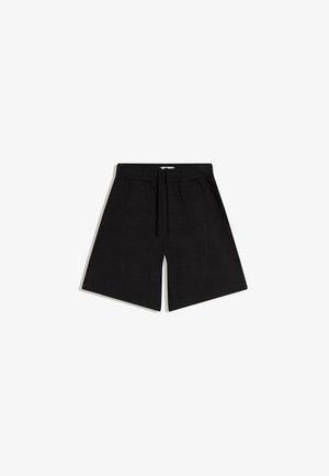 Zwarte shorts tot op de knie met elastische tailleband en trekkoord, ontworpen voor vrijetijdsgebruik.