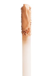 Flüssiger Concealer-Applikator mit einem strukturierten Wattetip, der eine cremige, hellbeige Formel enthält. Der Applikator hat ein verjüngtes, spitzes Ende.