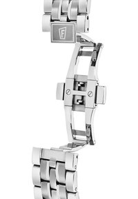 Montre en métal argenté avec un design de bracelet à maillons, affichant une finition polie et une fermeture avec un détail de logo rectangulaire.
