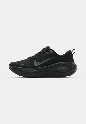 Schwarzer Nike ZoomX Laufschuh mit strukturiertem Obermaterial, gepolsterter Sohle und schlankem Design. Mit Zuglasche und Logo-Akzenten.