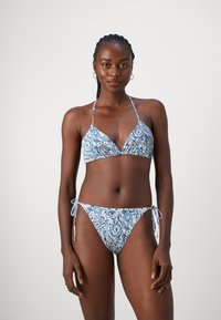 Tulosta bikiniset, jossa on sinivalkoinen paisley-kuvio. Kolmiomuotoinen yläosa, jossa solmittavat hihnat; hipster-alaosa sivusiteillä. Pehmeä kangas.