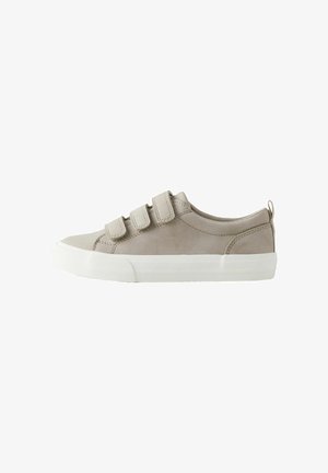 Baskets basses gris clair avec trois bandes Velcro et semelle en caoutchouc blanche, vue de côté sur fond blanc.