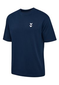 Mörkblå t-shirt med kort ärm i bomull och rundad halsringning, prydd med tre vita chevroner på vänster bröst. Slät textur.