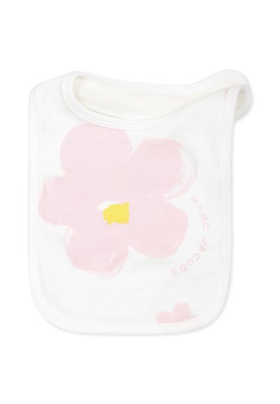 Bavoir en coton blanc arborant un grand motif de fleur rose avec un centre jaune. Encolure arrondie avec un bord doux et un texte imprimé sur le bord.